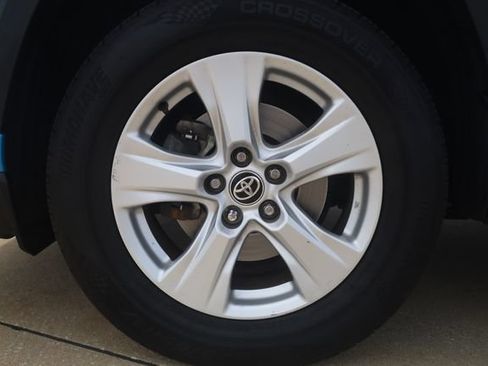 Used 2021 Toyota RAV4 XLE FWD image 7