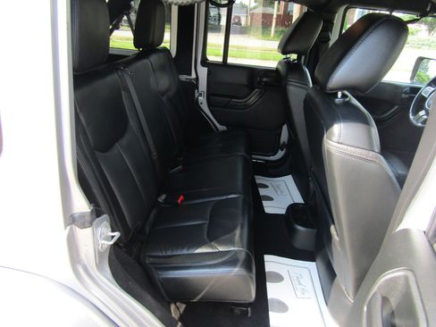 Used 2017 Jeep Wrangler Unlimited Sahara AWD/4WD image 19