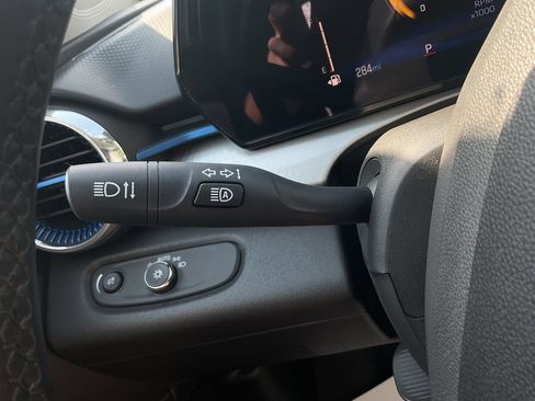 Used 2025 Chevrolet Trax LT w/ LT Convenience Package FWD image 38