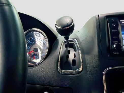 Used 2015 Chrysler Town & Country Touring w/ Driver Convenience Group FWD image 11