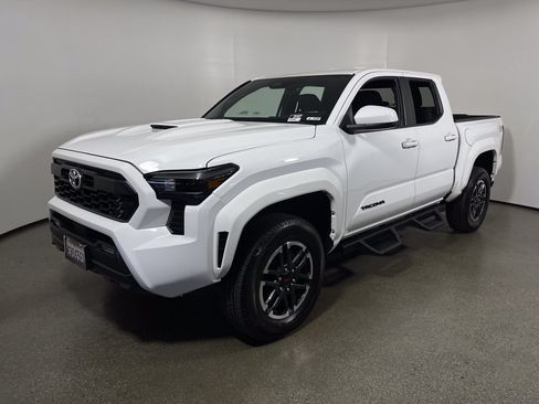 Certified 2025 Toyota Tacoma TRD Sport AWD/4WD image 7