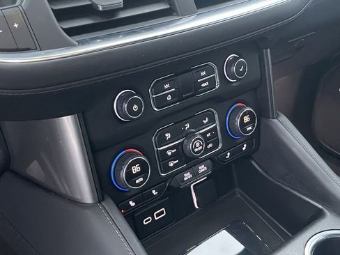 Used 2023 Chevrolet Suburban Z71 w/ Luxury Package image 18