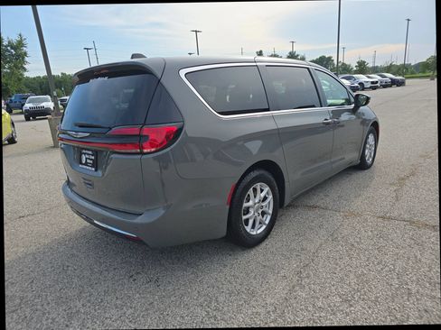 Used 2023 Chrysler Pacifica Touring-L FWD image 4