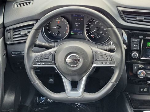 Used 2018 Nissan Rogue SV w/ Premium Package FWD image 17