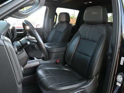 Used 2020 Chevrolet Silverado 1500 High Country w/ Technology Package AWD/4WD image 16