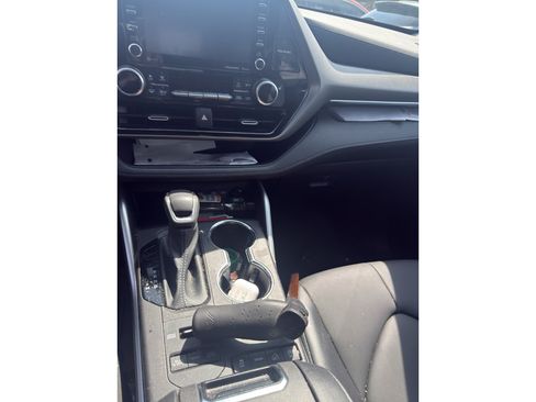 Used 2022 Toyota Highlander XLE AWD/4WD image 10