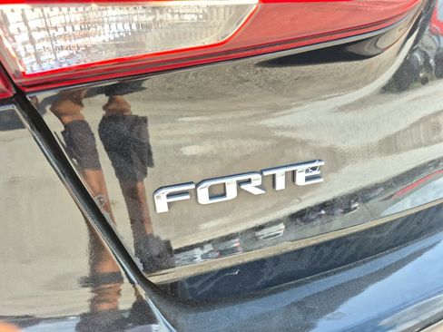 Used 2018 Kia Forte LX image 13