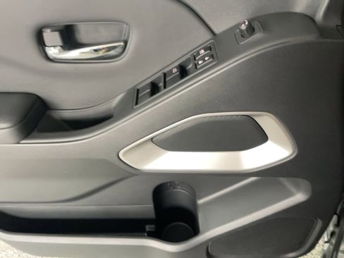 Used 2024 Nissan Frontier SV w/ SV Convenience Package image 15