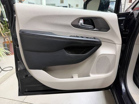 Used 2020 Chrysler Pacifica Touring w/ Advanced Safetytec Group FWD image 10