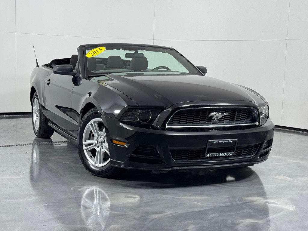 Used 2013 Ford Mustang Convertible RWD image 3