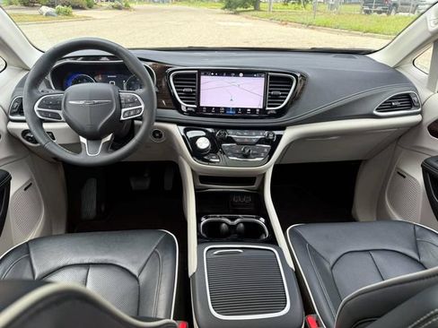Used 2022 Chrysler Pacifica Limited FWD image 15