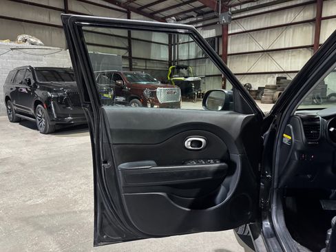 Used 2017 Kia Soul + image 11