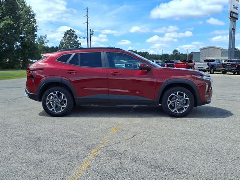 Used 2024 Chevrolet Trax LT w/ Driver Confidence Package FWD image 22