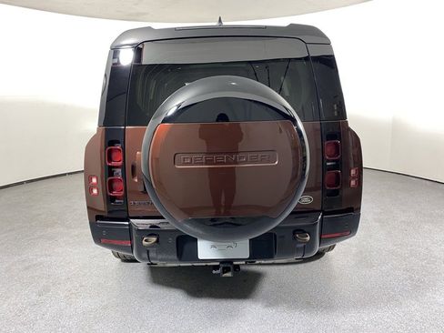 Used 2023 Land Rover Defender 130 X-Dynamic SE image 6