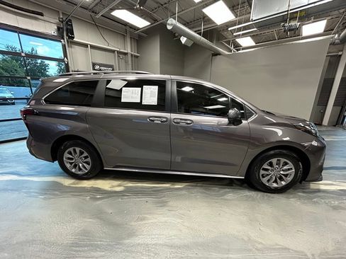 Used 2022 Toyota Sienna XLE FWD image 28