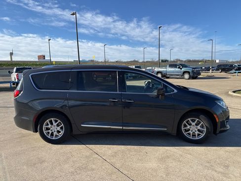 Used 2020 Chrysler Pacifica Touring-L image 16