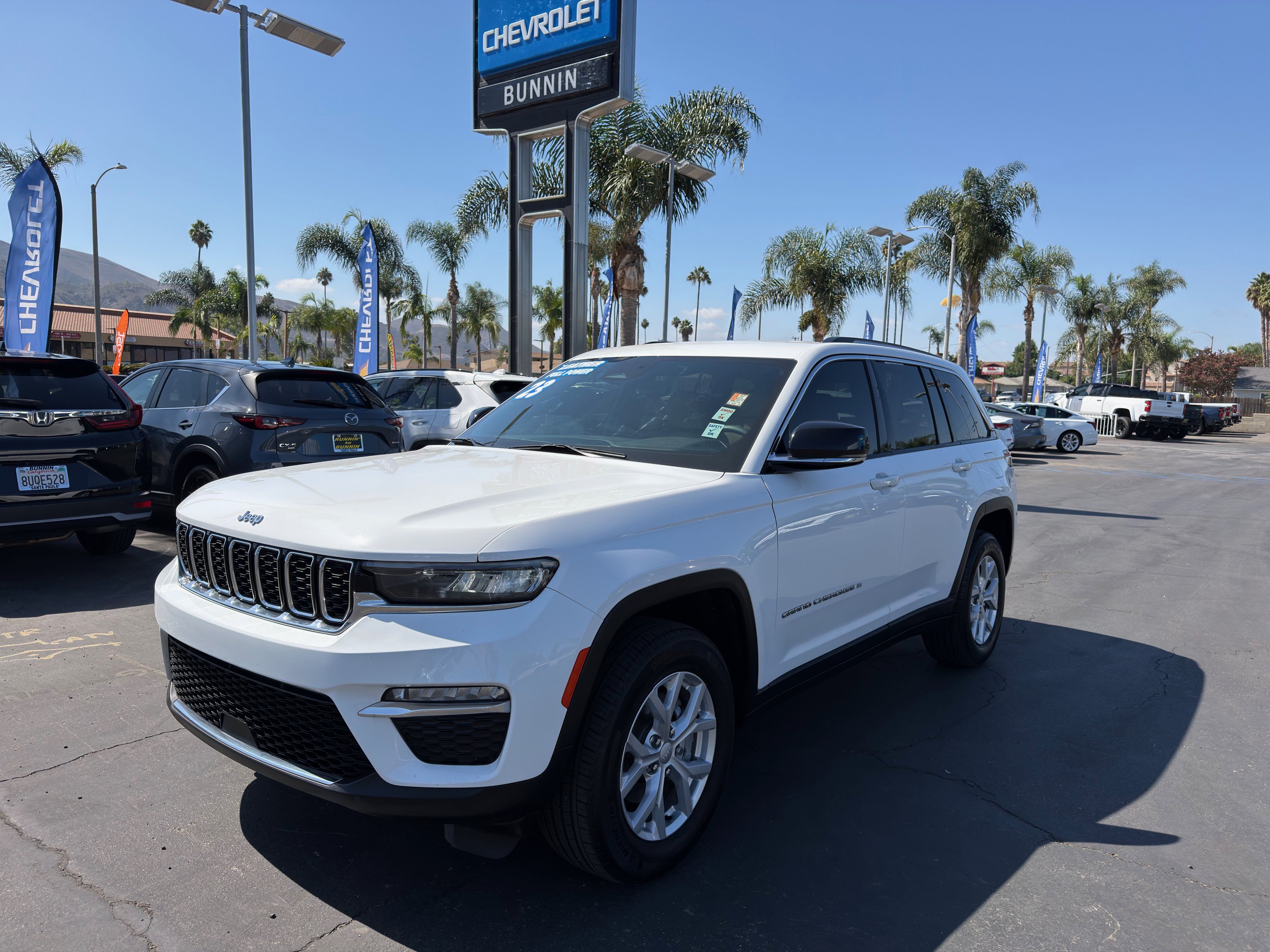 Used 2023 Jeep Grand Cherokee Limited w/ Trailer Tow Prep Group (B) AWD/4WD image 4