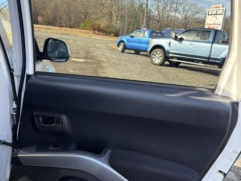 Used 2008 Mitsubishi Outlander SE image 16