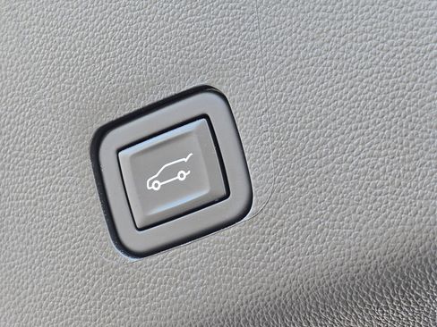 Used 2023 Chevrolet Traverse LT AWD/4WD image 17