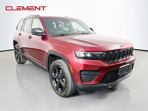 Used 2023 Jeep Grand Cherokee Altitude AWD/4WD image 4