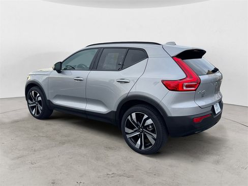 Certified 2025 Volvo XC40 B5 Plus image 3