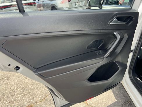 Used 2021 Volkswagen Tiguan SE FWD image 19