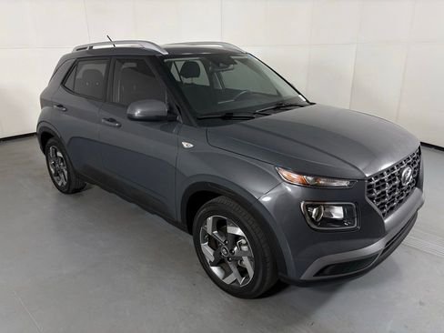 Used 2025 Hyundai Venue SEL FWD image 2