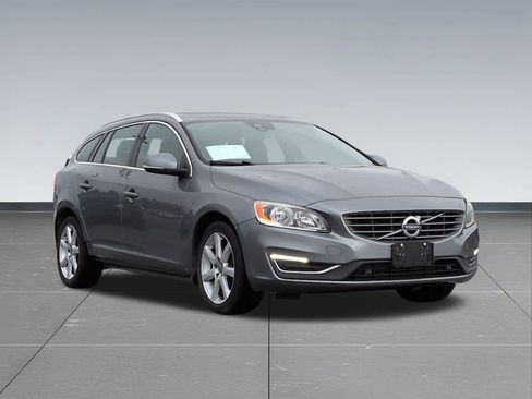 Used 2017 Volvo V60 T5 Premier w/ Convenience Package image 7