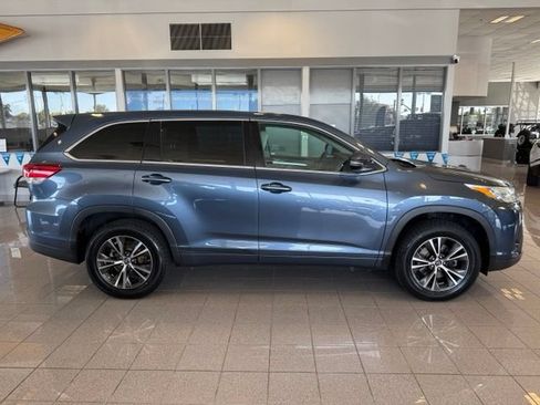 Used 2017 Toyota Highlander LE w/ Carpet Mat Package FWD image 4