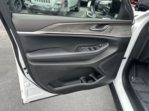 Used 2025 Jeep Grand Cherokee L Limited AWD/4WD image 12