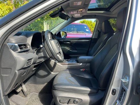Used 2023 Toyota Highlander Limited image 6