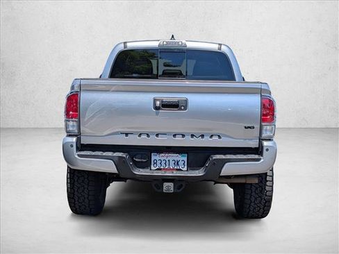 Used 2022 Toyota Tacoma TRD Off-Road w/ TRD Premium Off Road Package AWD/4WD image 7