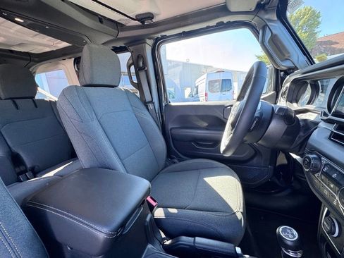 Used 2025 Jeep Wrangler Unlimited Sahara AWD/4WD image 19