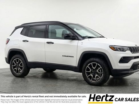 Used 2025 Jeep Compass Trailhawk image 1