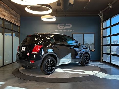 Used 2022 Chevrolet Trax LT w/ Midnight Edition AWD/4WD image 3