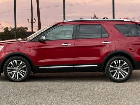 Used 2017 Ford Explorer Platinum AWD/4WD image 4