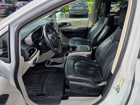 Used 2022 Chrysler Pacifica Touring-L FWD image 16