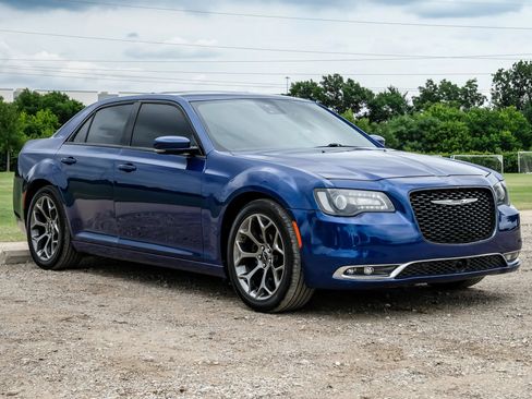 Used 2018 Chrysler 300 S w/ 300S Premium Group RWD image 8