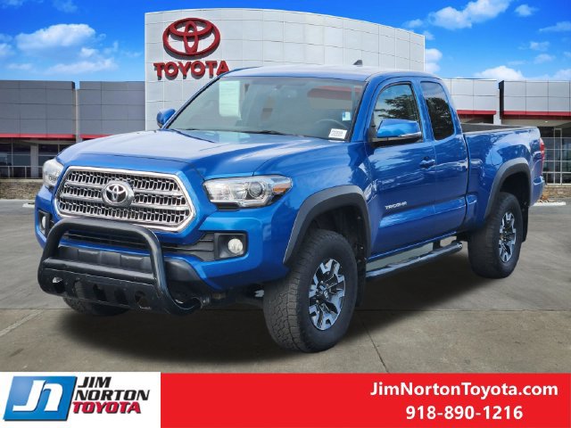 Used 2017 Toyota Tacoma TRD Off-Road w/ Tow Package AWD/4WD image 4