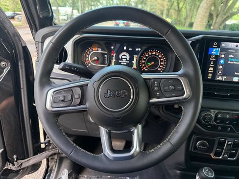Used 2025 Jeep Wrangler Unlimited Sahara AWD/4WD image 27