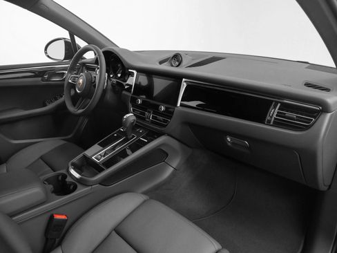 Used 2025 Porsche Macan image 21