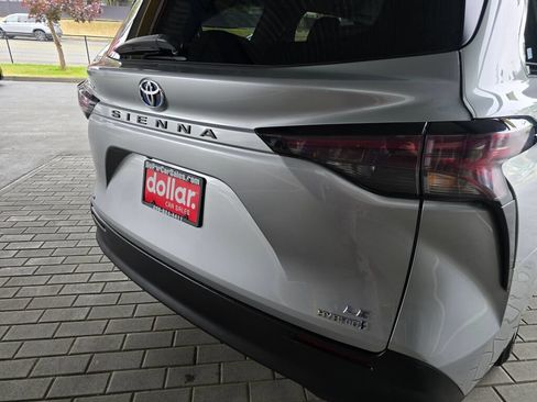 Used 2024 Toyota Sienna LE AWD/4WD image 15