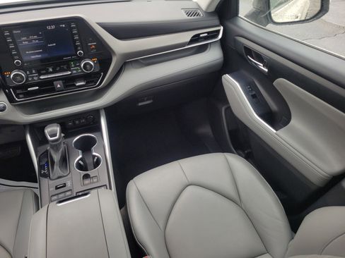 Used 2021 Toyota Highlander XLE image 16