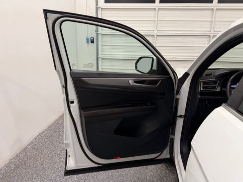 Used 2024 Volkswagen Atlas Cross Sport SE FWD image 19