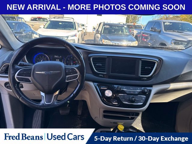 Used 2019 Chrysler Pacifica Touring-L FWD image 8