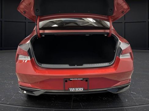 Used 2021 Hyundai Elantra Limited image 16