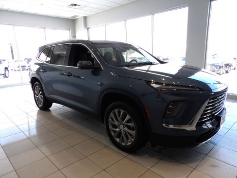 Used 2025 Buick Enclave Preferred image 3