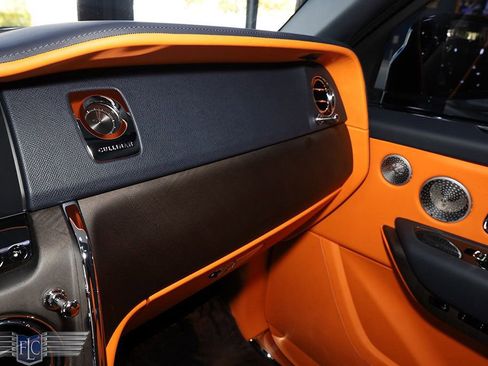 Used 2023 Rolls-Royce Cullinan w/ Cullinan Package image 38