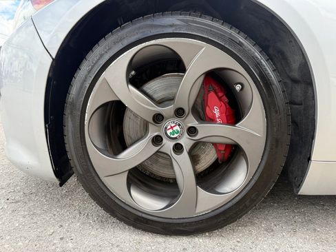 Used 2017 Alfa Romeo Giulia AWD image 19