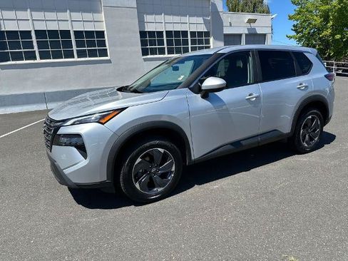 Used 2024 Nissan Rogue SV FWD image 2